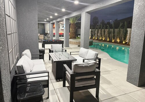 Luxurious 6-Bedroom House In Las Vegas with Pool And Spa - EV Charger