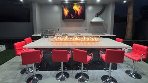 Outdoor dining - Luxurious 6-Bedroom House In Las Vegas with Pool And Spa - EV Charger (Las Vegas)