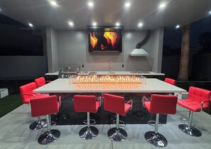 Outdoor dining - Luxurious 6-Bedroom House In Las Vegas with Pool And Spa - EV Charger (Las Vegas)