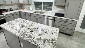 Coffee/tea maker, fridge, microwave, oven - Luxurious 6-Bedroom House In Las Vegas with Pool And Spa - EV Charger (Las Vegas)