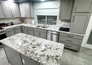 Private kitchen - Luxurious 6-Bedroom House In Las Vegas with Pool And Spa - EV Charger (Las Vegas)
