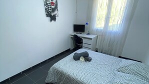 3 dormitorios, tabla de planchar con plancha, ropa de cama