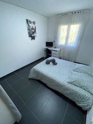 3 dormitorios, tabla de planchar con plancha, ropa de cama