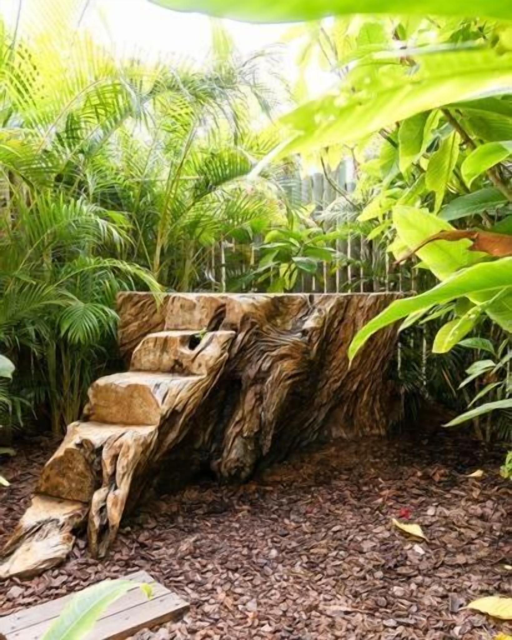 Quarto casal superior, varanda, vista para a piscina | Área da propriedade