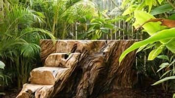 Quarto casal superior, varanda, vista para a piscina | Área da propriedade