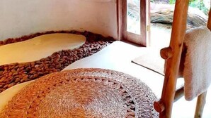 A room with a thatched roof, a large window, a wooden ladder, and a woven mat. - Villa Fulô Casa Hotel (Porto Seguro)