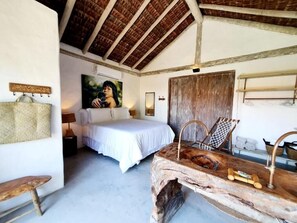Luxe tweepersoonskamer, uitzicht op de binnenplaats | Een kluis op de kamer, verduisterende gordijnen