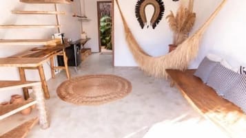 Deluxe Triple Room, Pool View | Living area