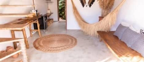 Deluxe-Dreibettzimmer, Poolblick | Wohnbereich