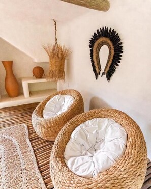 Habitación triple de lujo, vistas al patio | Interior