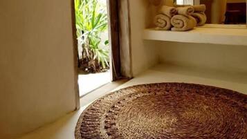 Tweepersoonskamer, uitzicht op de binnenplaats | Interieur