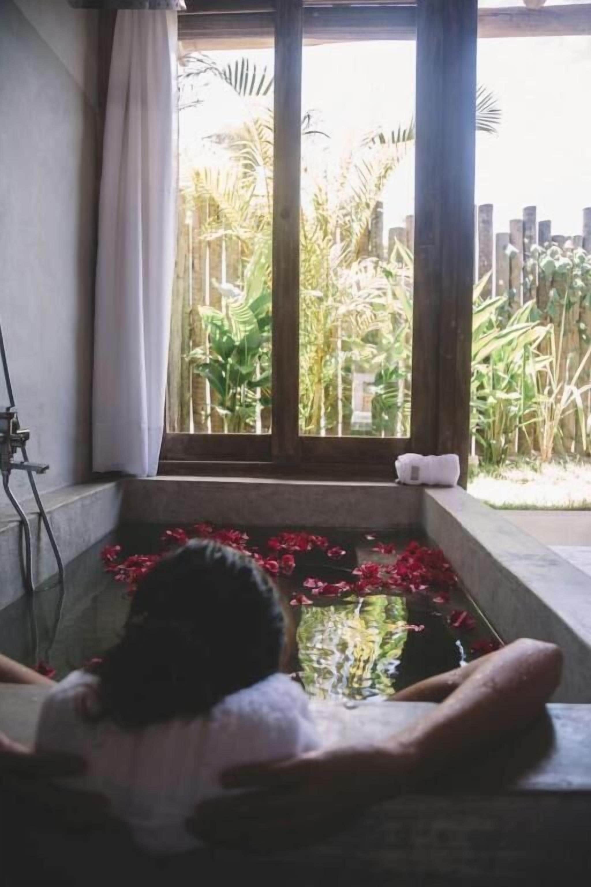 Quarto casal, vista para a piscina | Spa | Massagens com pedras quentes, massagens musculares profundas