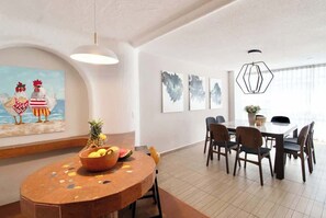 A dining area with a round table, chairs, and a fruit bowl. - Newly Renovated 4BR in the Heart of Condesa (Ciudad de México)