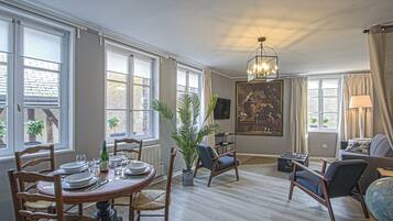 Signature Duplex, 2 Queen Beds, Non Smoking, Kitchen (Duplex Le Perroquet) | Dining