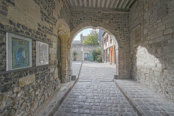 Property grounds - La Venelle des Greniers à Sel (Honfleur)