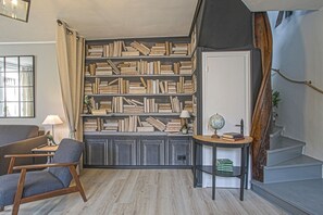 Interior - La Venelle des Greniers à Sel (Honfleur)