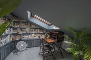 Interior - La Venelle des Greniers à Sel (Honfleur)