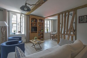 Appartement Duplex Deluxe, 2 grands lits, non-fumeurs, coin cuisine (Triplex le Phare) | Coin séjour