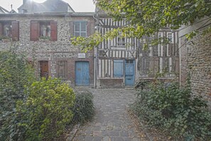 Exterior - La Venelle des Greniers à Sel (Honfleur)