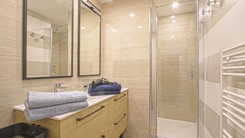 Signature Duplex, 2 Queen Beds, Non Smoking, Kitchen (Duplex Le Perroquet) | Bathroom | Shower, hair dryer, towels, soap