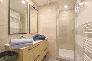 Appartement Duplex Signature, 2 grands lits, non-fumeurs, cuisine (Duplex Le Perroquet) | Salle de bain | Douche, sèche-cheveux, serviettes fournies, savon