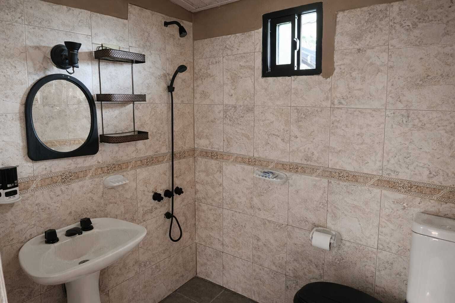Douche, bidet, serviettes fournies, savon