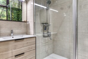 Signature appartement, 2 slaapkamers, niet-roken, uitzicht op tuin (Appartement L'Astrolabe) | Badkamer | Een douche, een haardroger, handdoeken, zeep