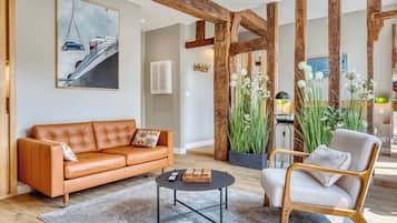 Suite Studio Signature, 1 grand lit, non-fumeurs, vue jardin (Appartement Le Normandie) | Coin séjour | TV connectée de 140 cm avec chaînes numériques, Netflix