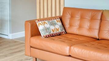 Signature Studio Suite, 1 Queen Bed, Non Smoking, Garden View (Appartement Le Normandie) | Living area