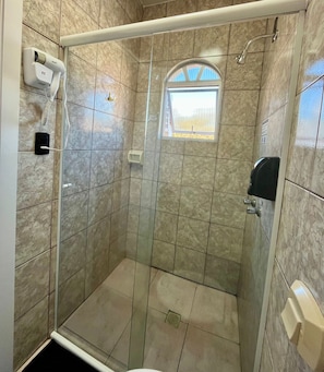 Shower, towels, soap, shampoo - HOTEL DAIELI (Otacílio Costa)