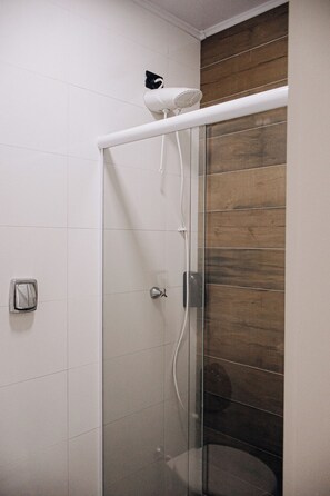 Quarto quádruplo luxo | Banheiro | Chuveiro, toalhas de banho, sabonete, shampoo