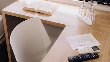 Kolmen hengen perushuone | Sisätilat