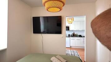 1 habitación, tabla de planchar con plancha, wifi y ropa de cama
