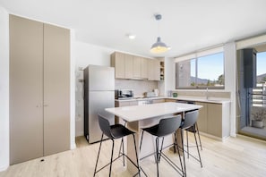 Réfrigérateur, four à micro-ondes, un four, surface de cuisson