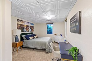 2 bedrooms, desk, iron/ironing board, travel cot - Suburban Buckhead Oasis - steps to beautiful park, playground, 5 min to midtown! (Atlanta)