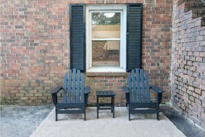 Terrace/patio - Suburban Buckhead Oasis - steps to beautiful park, playground, 5 min to midtown! (Atlanta)