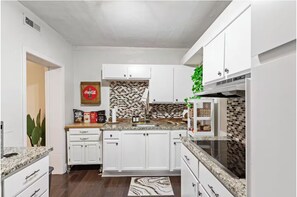 Fridge, microwave, oven, stovetop - Suburban Buckhead Oasis - steps to beautiful park, playground, 5 min to midtown! (Atlanta)