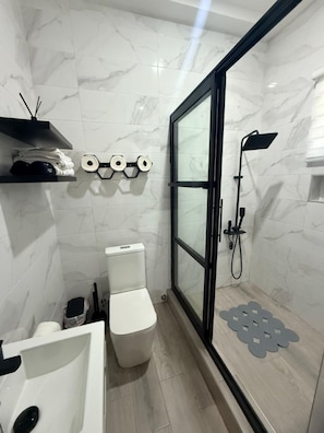 Dusche, Haartrockner, Handtücher, Seife
