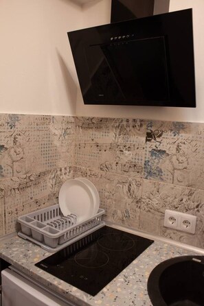 Fridge, microwave, stovetop, dishwasher - Cozy Studio at Pernavas 58 | Modern & Ground Floor (Rīga)