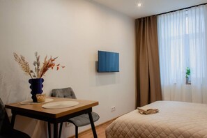 Desk, iron/ironing board, WiFi, bed sheets - Cozy Studio at Pernavas 58 | Modern & Ground Floor (Rīga)