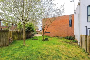 Property grounds - Modern 2 Bed Manchester Stay with Parking & Garden (Greater Manchester)