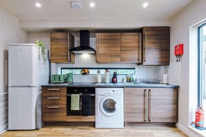 Private kitchen - Modern 2 Bed Manchester Stay with Parking & Garden (Greater Manchester)