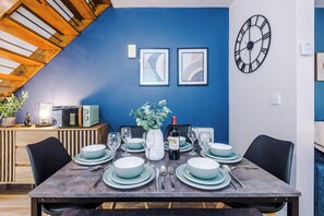 Dining - Modern 2 Bed Manchester Stay with Parking & Garden (Greater Manchester)