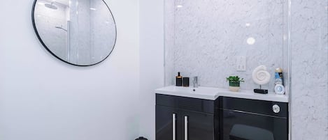 Douche, sĂšche-cheveux, serviettes fournies, shampoing