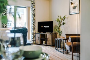 Living area - Modern 2 Bed Manchester Stay with Parking & Garden (Greater Manchester)
