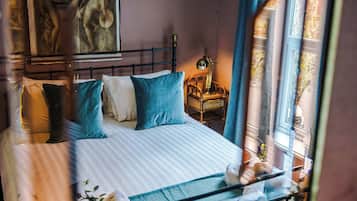 4 bedrooms, desk, iron/ironing board, WiFi