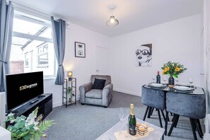Interior - Great 3-Bed Home, Perfect for Work & Contractors! (Cheshire West and Chester)