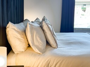 1 bedroom, iron/ironing board, WiFi, bed sheets - Walk to Vanderbilt from The Commodore Condo, Just 10 min to Broadway (Nashville)