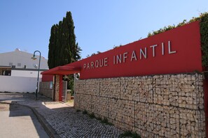 A stone wall with a red sign that reads 'PARQUE INFANTIL.' - Villa Salt, Sun, South (Vila Nova de Cacela)