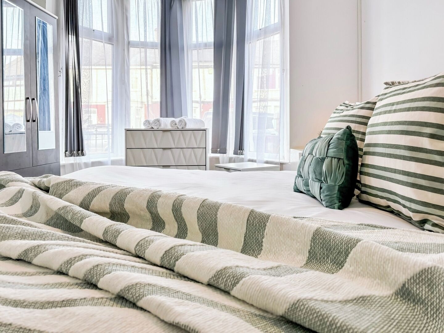 4 bedrooms, iron/ironing board, WiFi, bed sheets